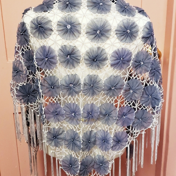 Triangle Shawl - Picture 1 of 4